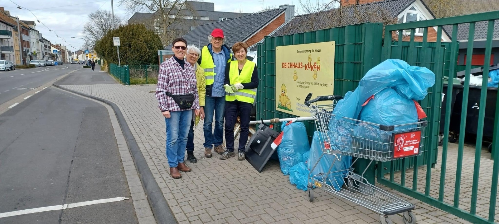 Maria Burgemeister, Hanne Lange, die Beauftragte für Umwelt und Nachhaltigkeit in der BG-Deichhaus, Norbert Ginkel und Gudrun Ginkel.