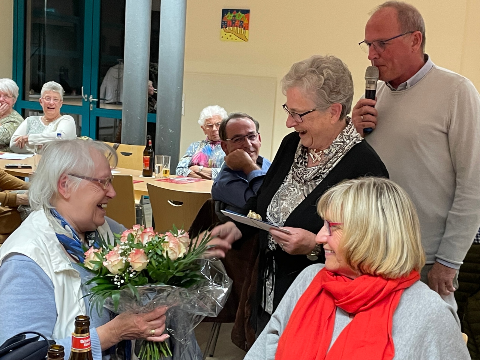 Gruppenbild von links nach rechts: Willi Nücken, Gertrud Schreckenberg, Elfriede Schumacher, Klaus Braukmann Kuverts überreicht Annegret Termin